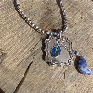 Blue Healing Quartz Moon/Cuarzo Curativo Azul